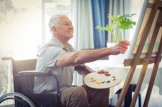 年配の男性が自宅で絵