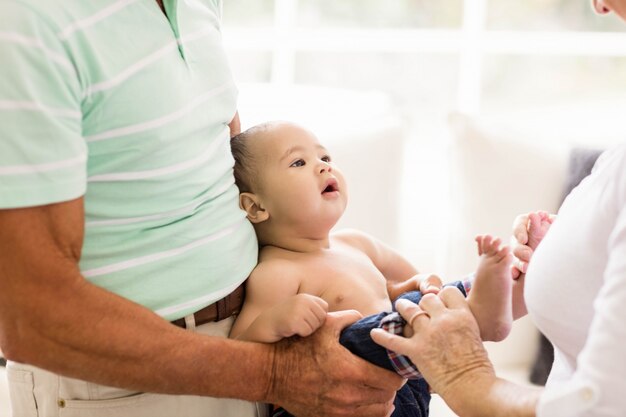 Photo senior man playing with his grandson at home