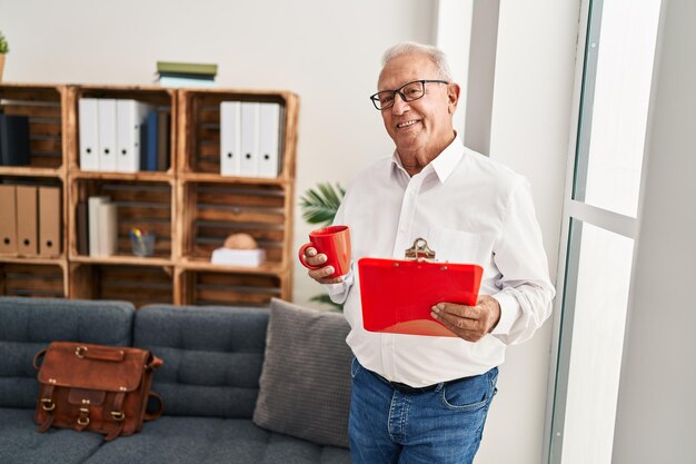 Senior man psycholoog koffie drinken bij psychologie centrum