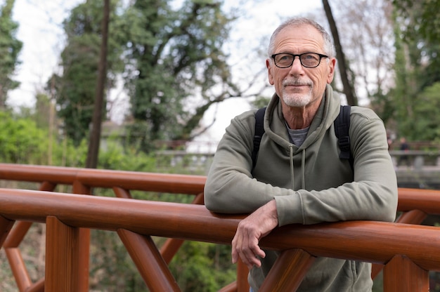 Uomo maggiore che si distende nel parco