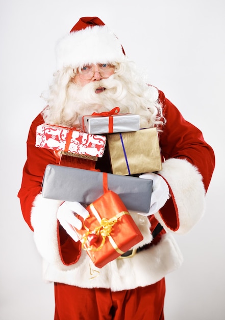 Foto uomo anziano babbo natale o regali su sfondo bianco in studio per la celebrazione della consegna o l'evento festivo costume di natale festivo per anziani o confezione regalo di pacchi di natale su sfondo mockup