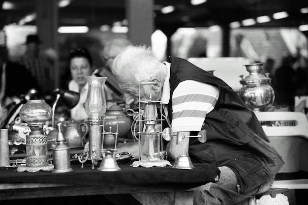 Photo senior man sitting by table