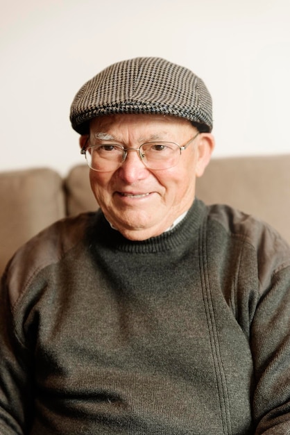 Photo senior man sitting at home