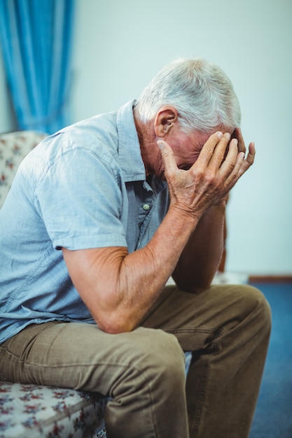 Photo senior man suffering from headache