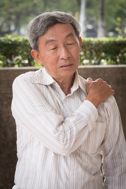 Photo senior man suffering from shoulder pain