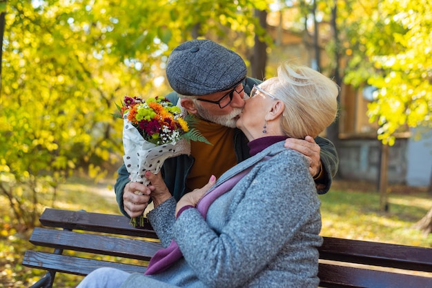 年配の男性が妻を花で驚かせた5