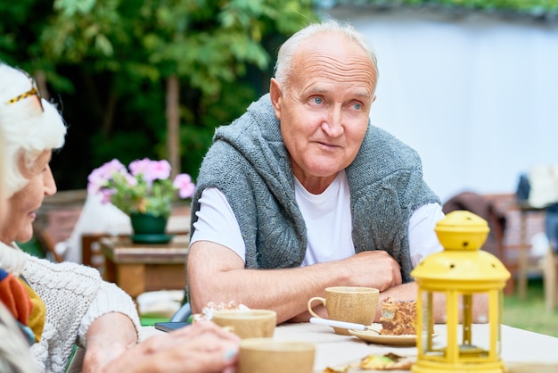 Photo senior man surrounded by friends