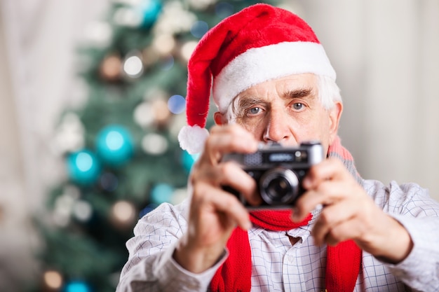 写真 クリスマスの背景に写真を撮る年配の男性