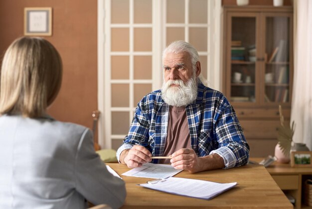 Старший мужчина разговаривает с финансовым консультантом