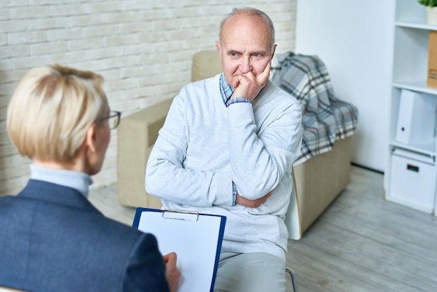 Photo senior man in therapy