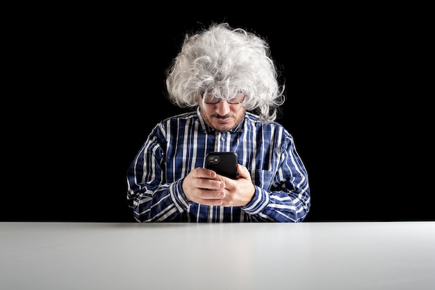 스마트폰으로 문자 메시지를 입력하는 전형적인 부머 노인