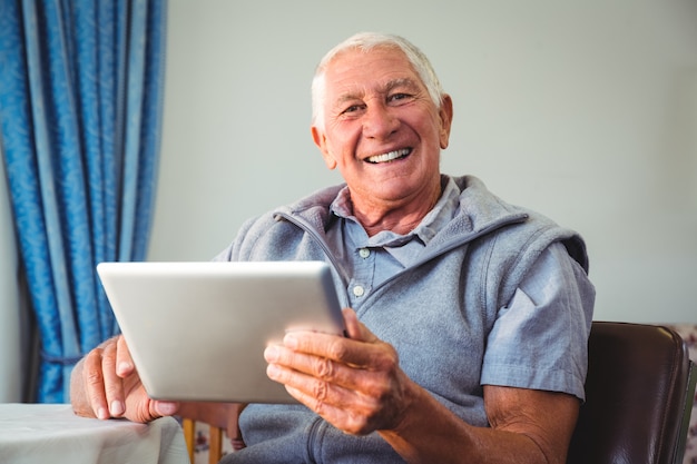 デジタルタブレットを使用して年配の男性