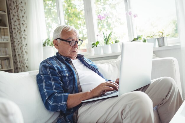 Photo senior man using laptop