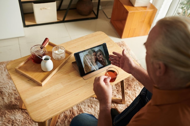 Foto senior man videobellen kleinkinderen