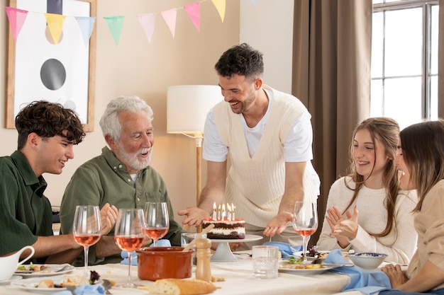 Foto senior man viert zijn verjaardag