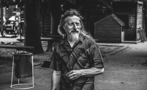 写真 歩道を歩く年配の男性