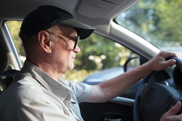 Uomo anziano al volante