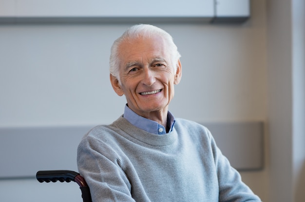 Photo senior man on wheelchair