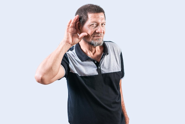 Foto uomo anziano con la mano sull'orecchio ascoltando una voce isolata uomo vecchio ascoltando un rumore isolato