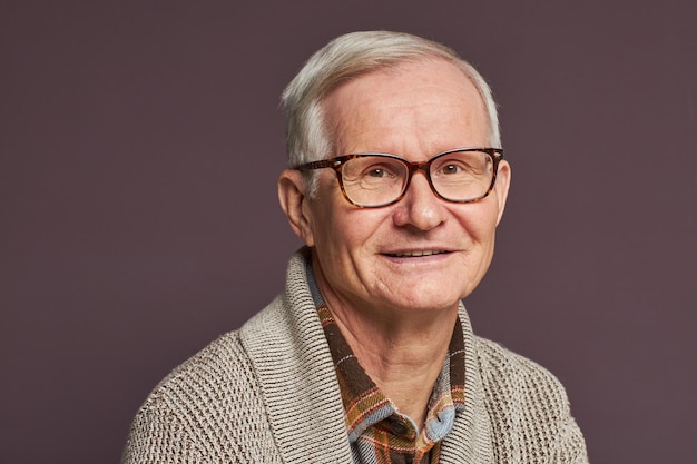 Photo senior man with white hair in eyeglasses