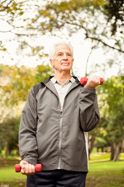 Photo senior man working out in park