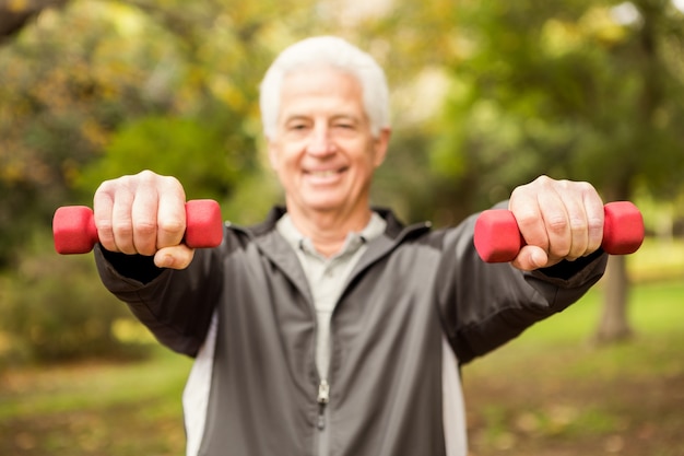 Photo senior man working out in park