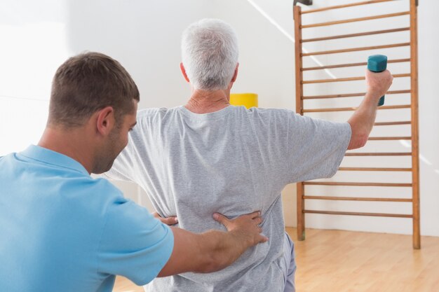 Photo senior man working out with his trainer