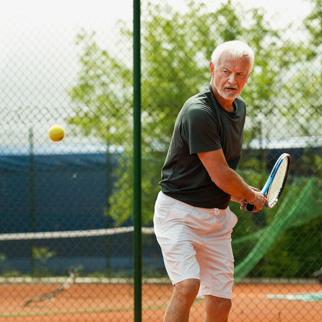 Senior mannelijke tennisser