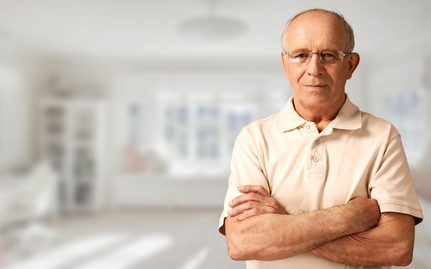 Senior mannen in de kamer