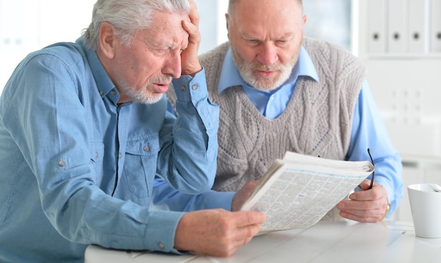 Senior mannen krant lezen