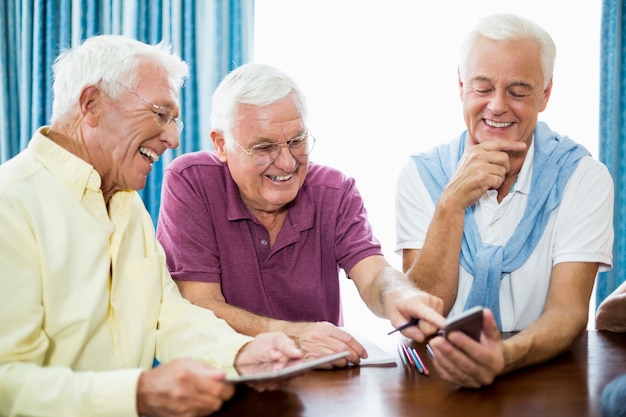 Senior mannen tijd samen doorbrengen