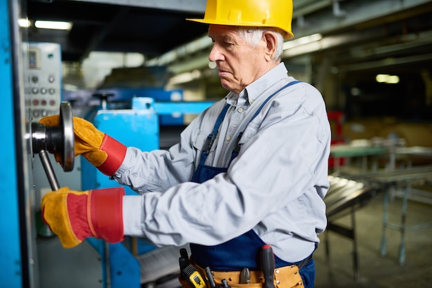 Senior Mechanic Fixing Machines at Factory