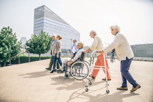 Senior mensen buiten lopen