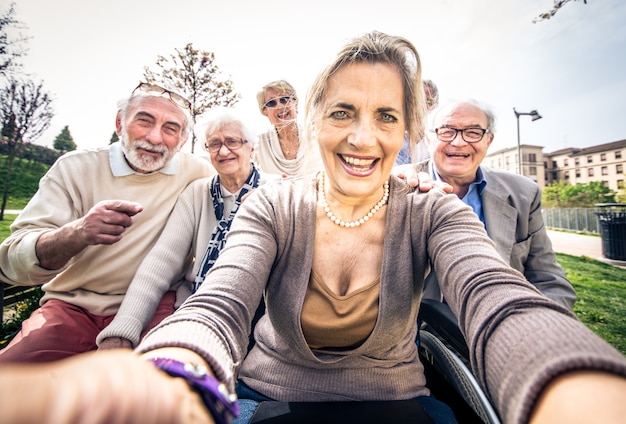 Senior mensen buiten lopen