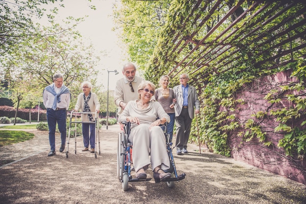 Senior mensen buiten lopen