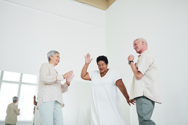 Senior mensen dansen op muziek tijdens les in dansstudio