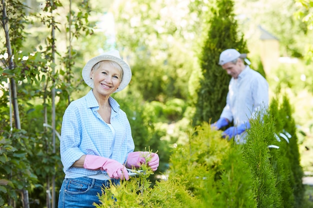 Senior mensen die werken op Plantation