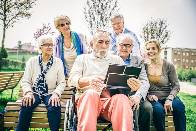 Senior mensen in een bejaardentehuis