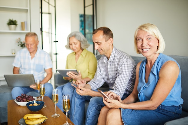 Foto senior mensen met behulp van technologie