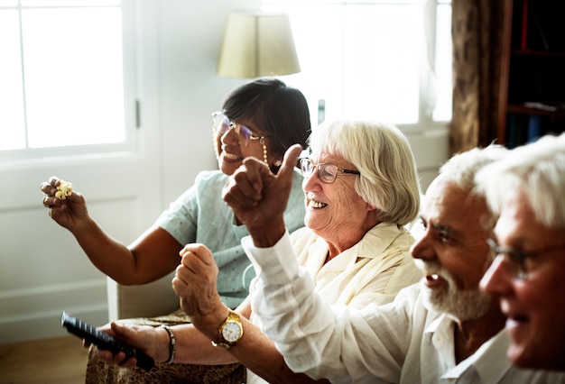 Senior mensen samen tv kijken