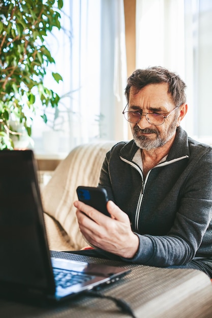 Senior met behulp van technologie