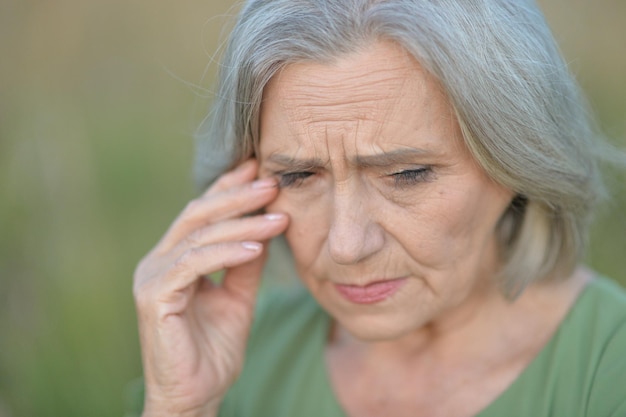 Senior mooie droevige vrouw