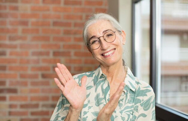 senior mooie vrouw die een concept uitdrukt in het interieur