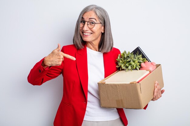 senior mooie vrouw die opgewonden en verrast kijkt en naar de zijkant wijst. ontslag concept