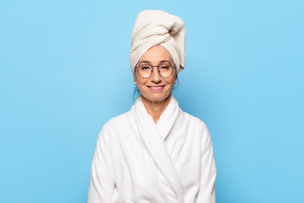 Senior mooie vrouw na douche badjas dragen