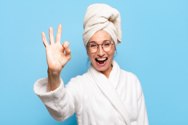 Senior Mooie vrouw na douche badjas dragen