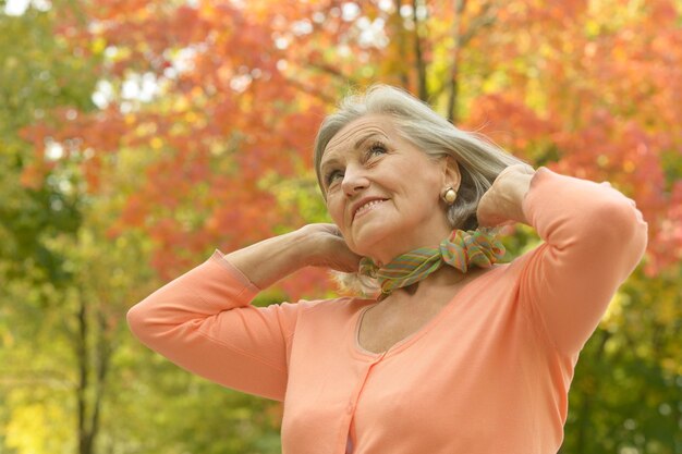 Senior mooie vrouw poseren