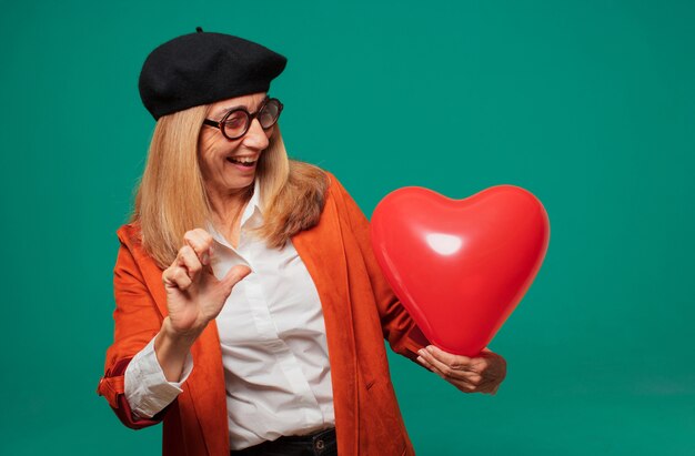 Senior mooie vrouw Valentijnsdag concept