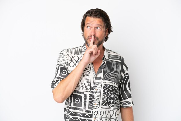 Foto senior nederlandse man geïsoleerd op een witte achtergrond met een teken van stilte gebaar vinger in de mond steken