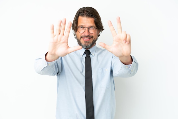 Senior nederlandse zakenman geïsoleerd op een witte achtergrond tellen acht met vingers